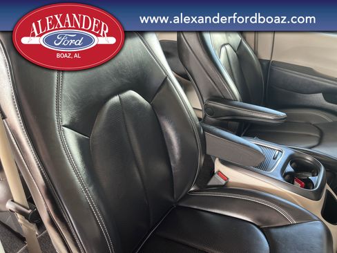 Used 2023 Chrysler Pacifica Touring-L image 15