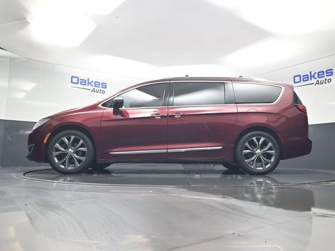 Used 2018 Chrysler Pacifica Limited FWD image 42