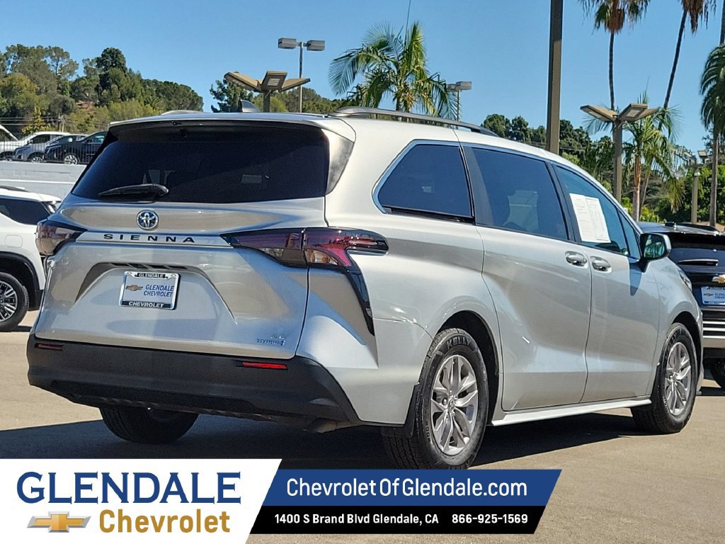 Used 2023 Toyota Sienna LE FWD image 3