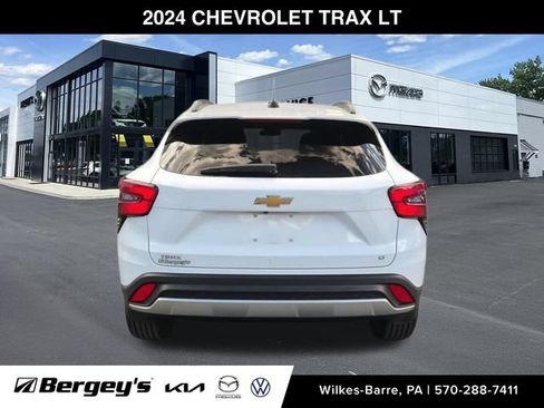Used 2024 Chevrolet Trax LT w/ LT Convenience Package FWD image 11