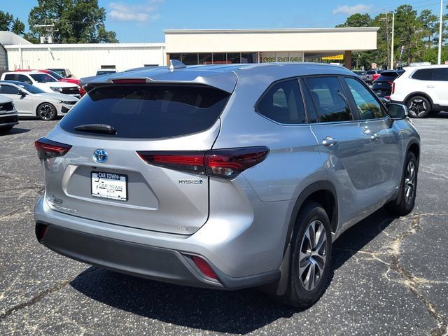 Used 2024 Toyota Highlander XLE AWD/4WD image 2