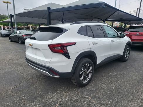 Used 2025 Chevrolet Trax LT w/ LT Convenience Package image 4