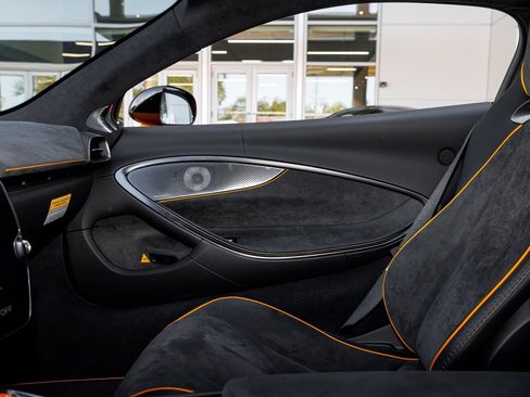Used 2025 McLaren Artura RWD image 37