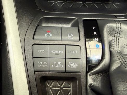 Used 2025 Toyota RAV4 XLE AWD/4WD image 39