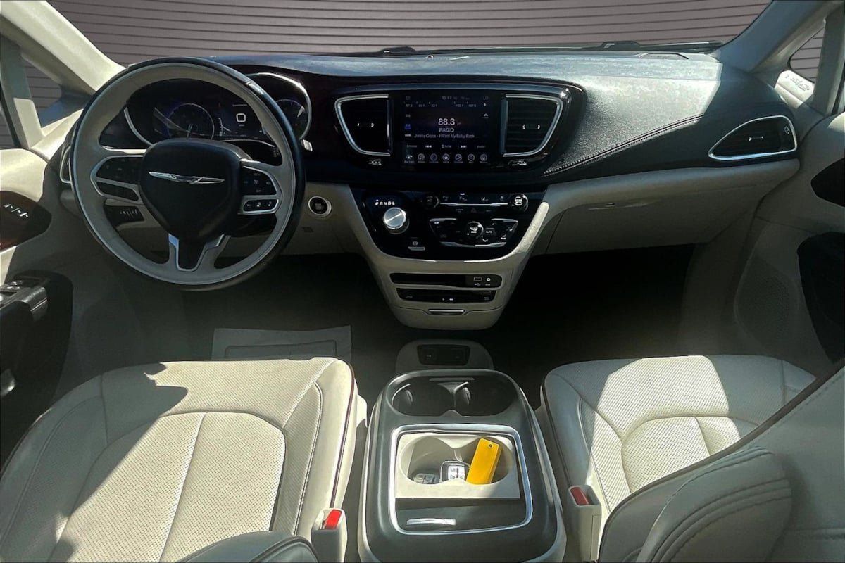 Used 2017 Chrysler Pacifica Limited w/ UConnect Theater Package FWD image 7