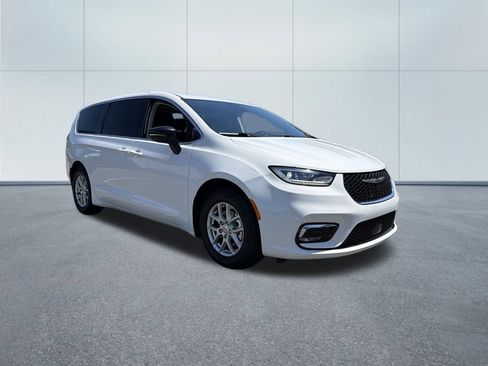Used 2024 Chrysler Pacifica Touring-L FWD image 4