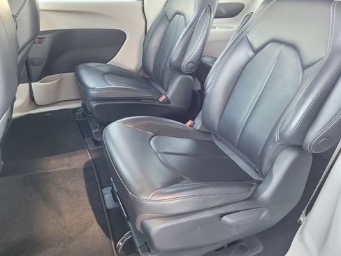 Used 2023 Chrysler Pacifica Touring-L FWD image 17