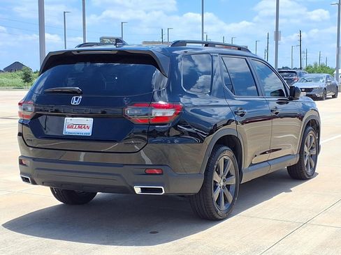 Used 2025 Honda Pilot Sport image 7