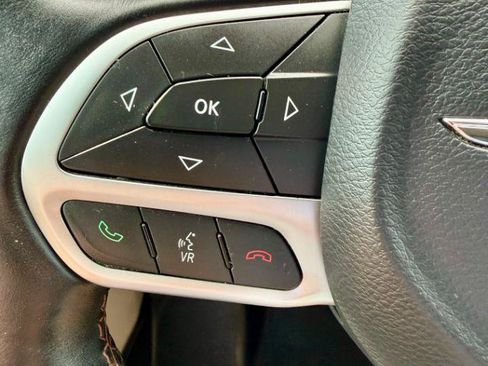 Used 2017 Chrysler Pacifica Touring-L Plus w/ Advanced Safetytec Group FWD image 18