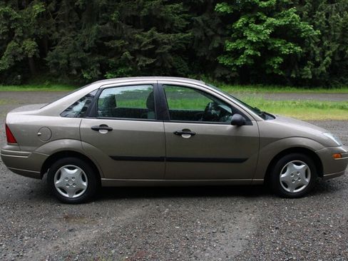 Used 2003 Ford Focus LX FWD image 10