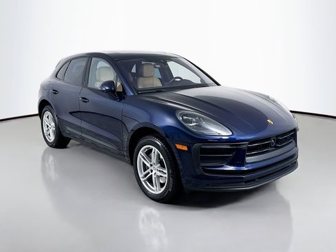 Certified 2022 Porsche Macan image 7