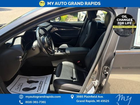 Used 2020 MAZDA MAZDA3 Hatchback w/ Preferred Package FWD image 9