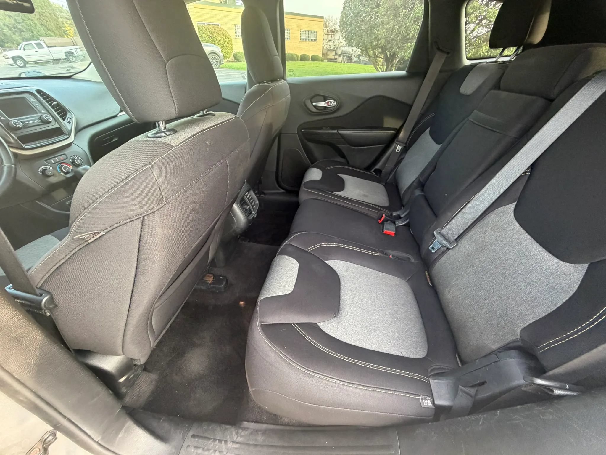 Used 2015 Jeep Cherokee Sport FWD image 12