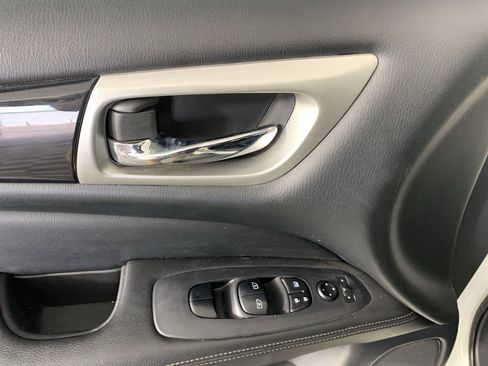 Used 2020 Nissan Pathfinder SV FWD image 14