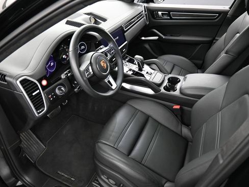 Used 2023 Porsche Cayenne Turbo S image 4