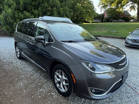 Used 2017 Chrysler Pacifica Touring-L w/ Tire & Wheel Group FWD image 2