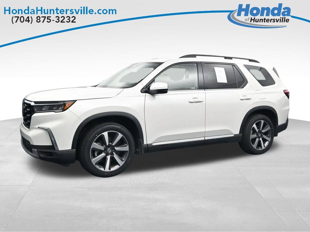 Used 2025 Honda Pilot Touring image 3