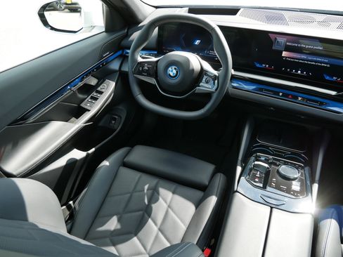 Used 2024 BMW i5 eDrive40i w/ Premium Package image 9