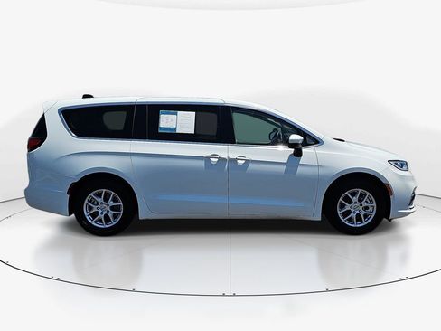 Used 2023 Chrysler Pacifica Touring-L FWD image 5