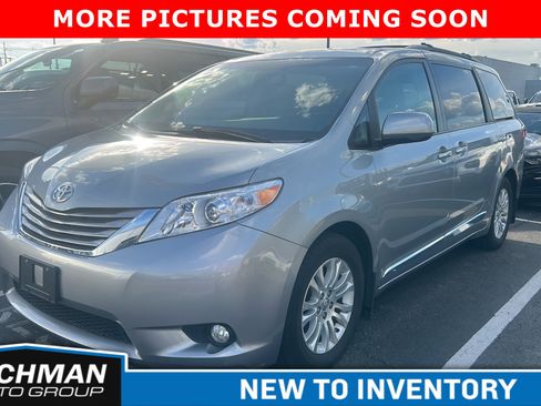 Used 2017 Toyota Sienna XLE w/ XLE Navigation Package image 4