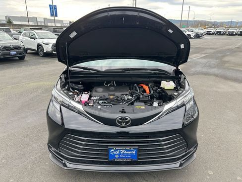 New 2026 Toyota Sienna XLE image 4