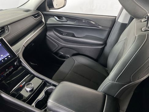 Used 2023 Jeep Grand Cherokee Laredo image 21