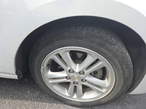 Used 2017 Chevrolet Cruze LT FWD image 2