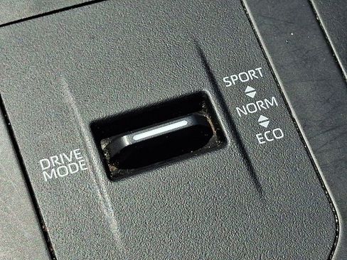 Used 2023 Toyota Highlander XLE FWD image 24