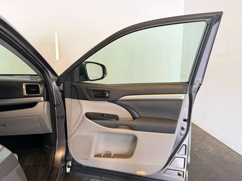 Used 2015 Toyota Highlander LE AWD/4WD image 27