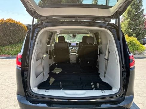 Used 2024 Chrysler Pacifica Touring-L FWD image 10
