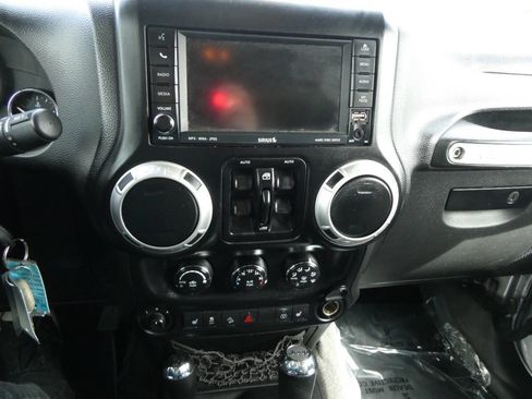 Used 2014 Jeep Wrangler Unlimited Rubicon w/ Dual Top Group image 15