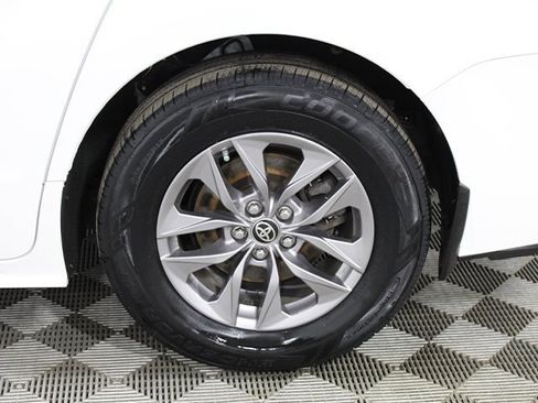 Certified 2021 Toyota Sienna LE image 17