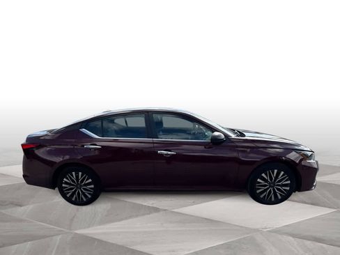 Used 2025 Nissan Altima 2.5 SV FWD image 9