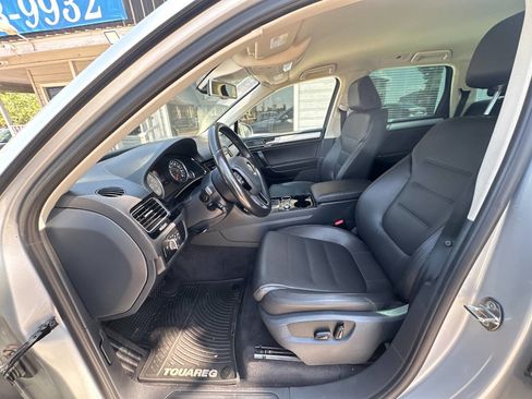 Used 2016 Volkswagen Touareg Sport image 19
