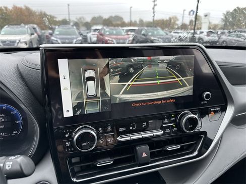 Used 2023 Toyota Highlander Platinum image 16
