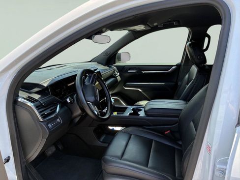 Used 2025 GMC Acadia Elevation w/ Elevation Premium Package AWD/4WD image 18
