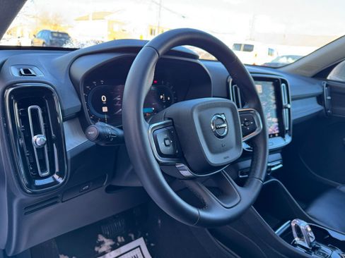 Used 2024 Volvo XC40 B5 Plus image 22