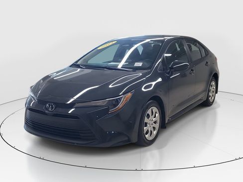 Used 2025 Toyota Corolla LE image 3