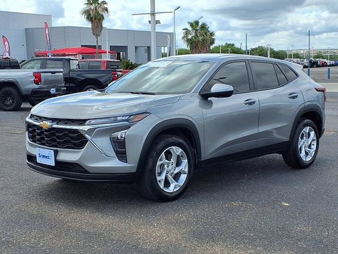 Used 2024 Chevrolet Trax LS w/ LS Convenience Package FWD image 3
