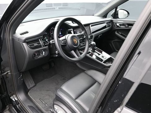 Certified 2025 Porsche Macan image 4