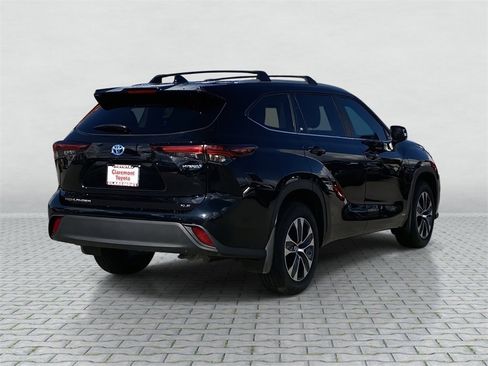 Certified 2024 Toyota Highlander XLE image 6