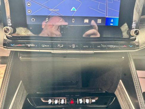 Used 2024 Jeep Wagoneer L Series II w/ Flexible Seating Group RWD image 18