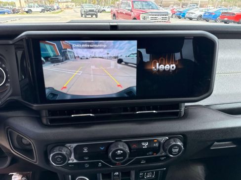 Used 2025 Jeep Gladiator Sport image 25