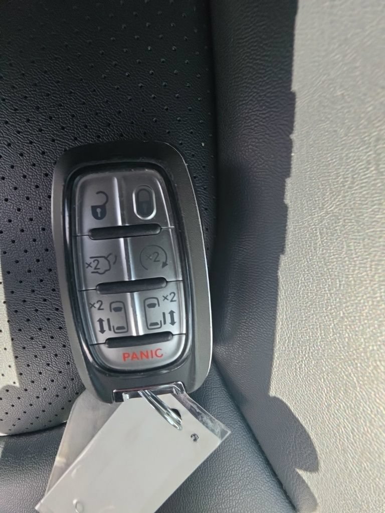 Used 2025 Chrysler Pacifica Select FWD image 29