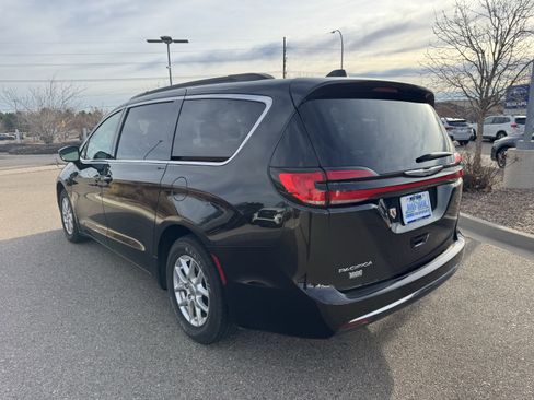 Used 2022 Chrysler Pacifica Touring-L image 12