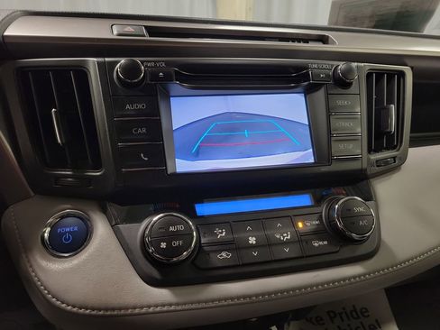 Used 2018 Toyota RAV4 LE image 16