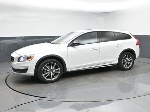 Used 2017 Volvo V60 T5 Cross Country Platinum AWD/4WD image 4