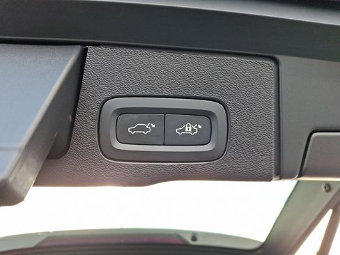 Used 2025 Volvo XC60 B5 Plus image 29