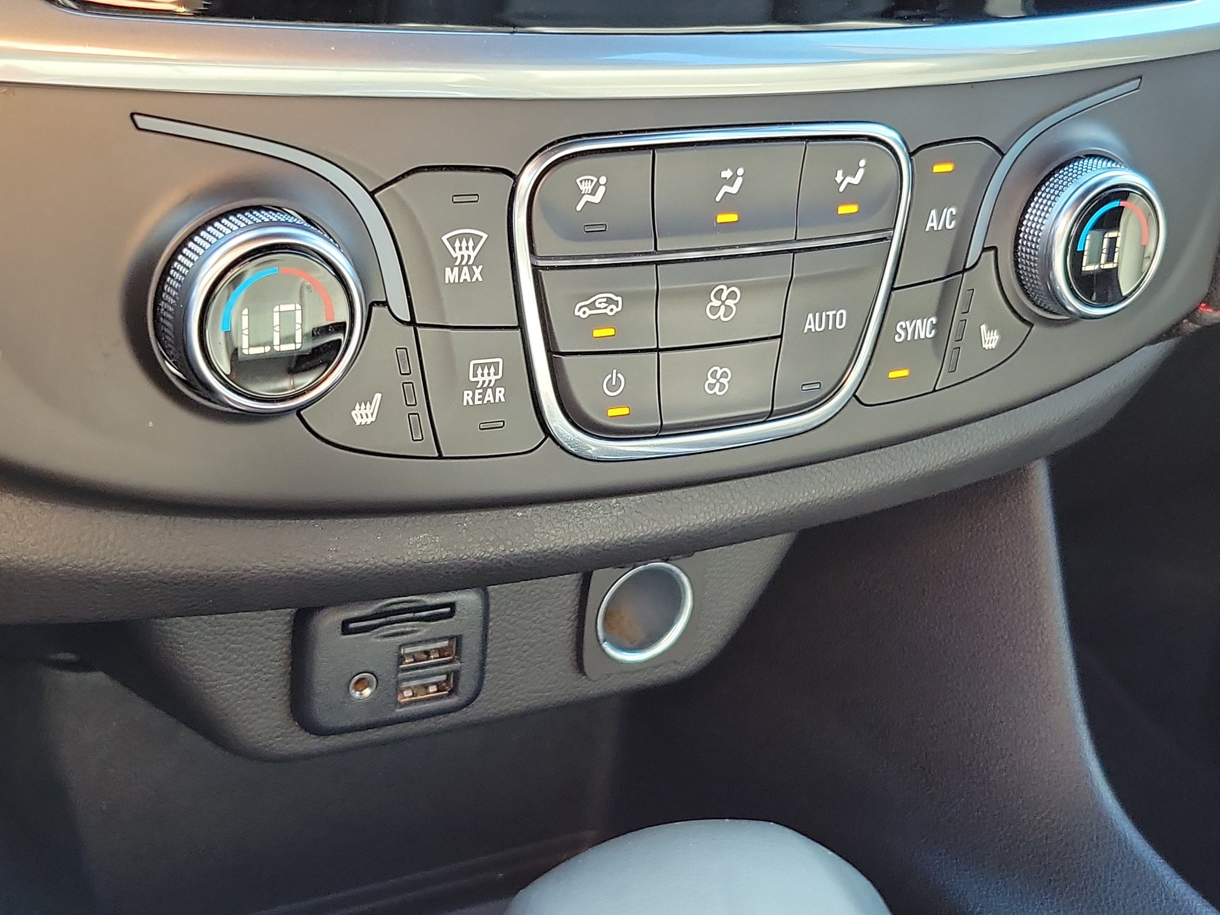 Used 2023 Chevrolet Traverse RS FWD image 28