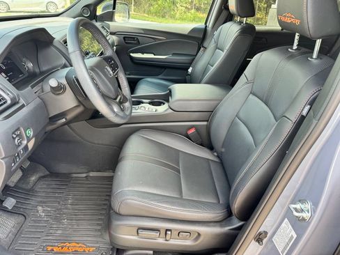 Used 2025 Honda Passport TrailSport image 12
